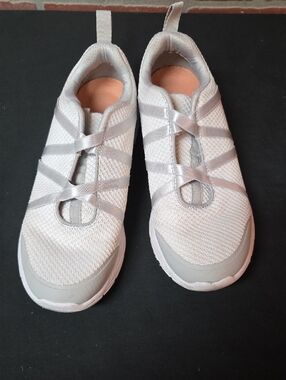 Vionic Women's Slip-On Athletic Sneakers in Light Gray and White Sz 8.5